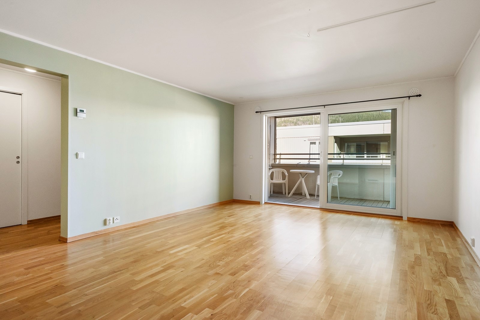 Skyvedør fra stue til veranda. Galleribilde