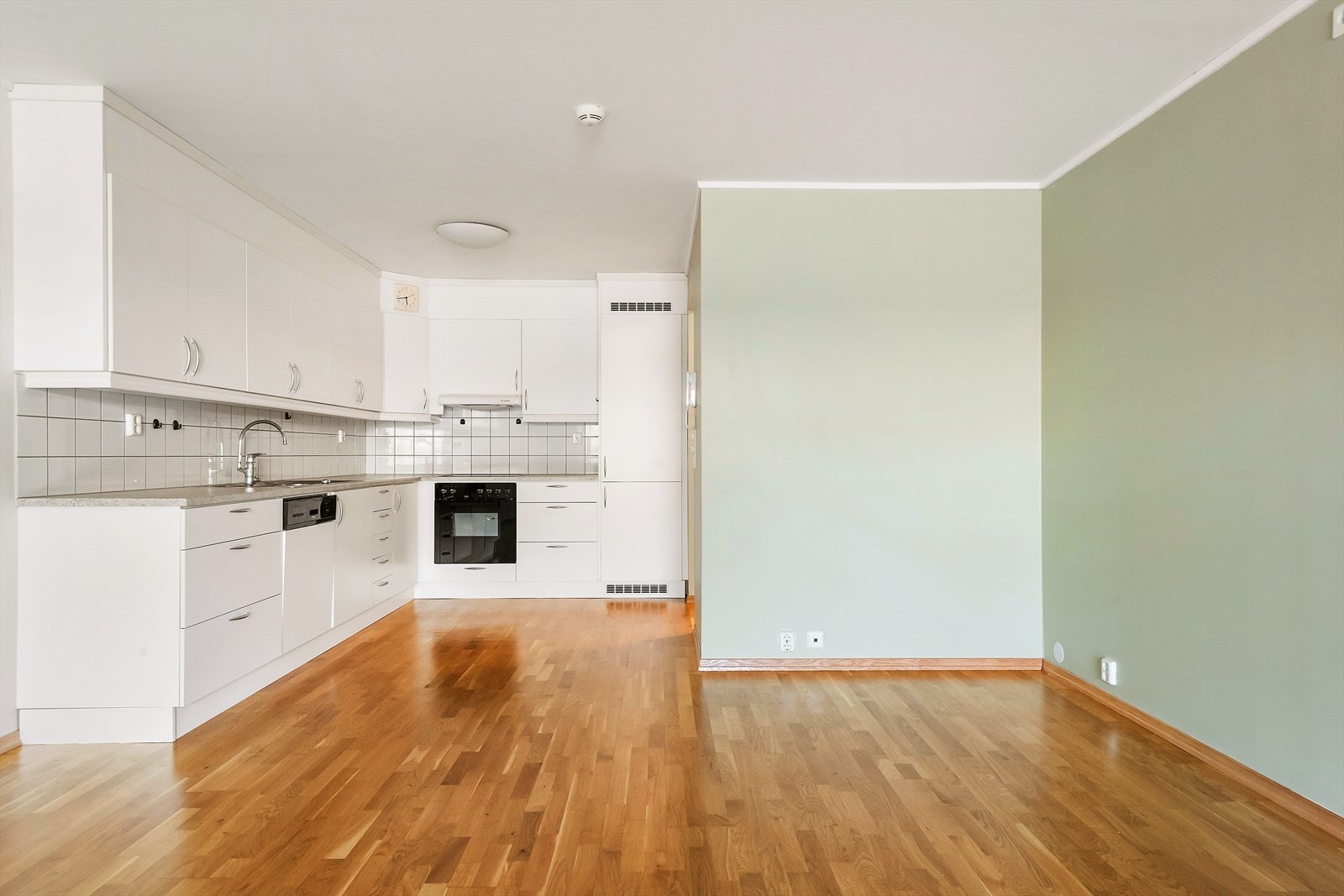 Åpen kjøkken/stueløsning. Her er det plass for spisebord. Galleribilde