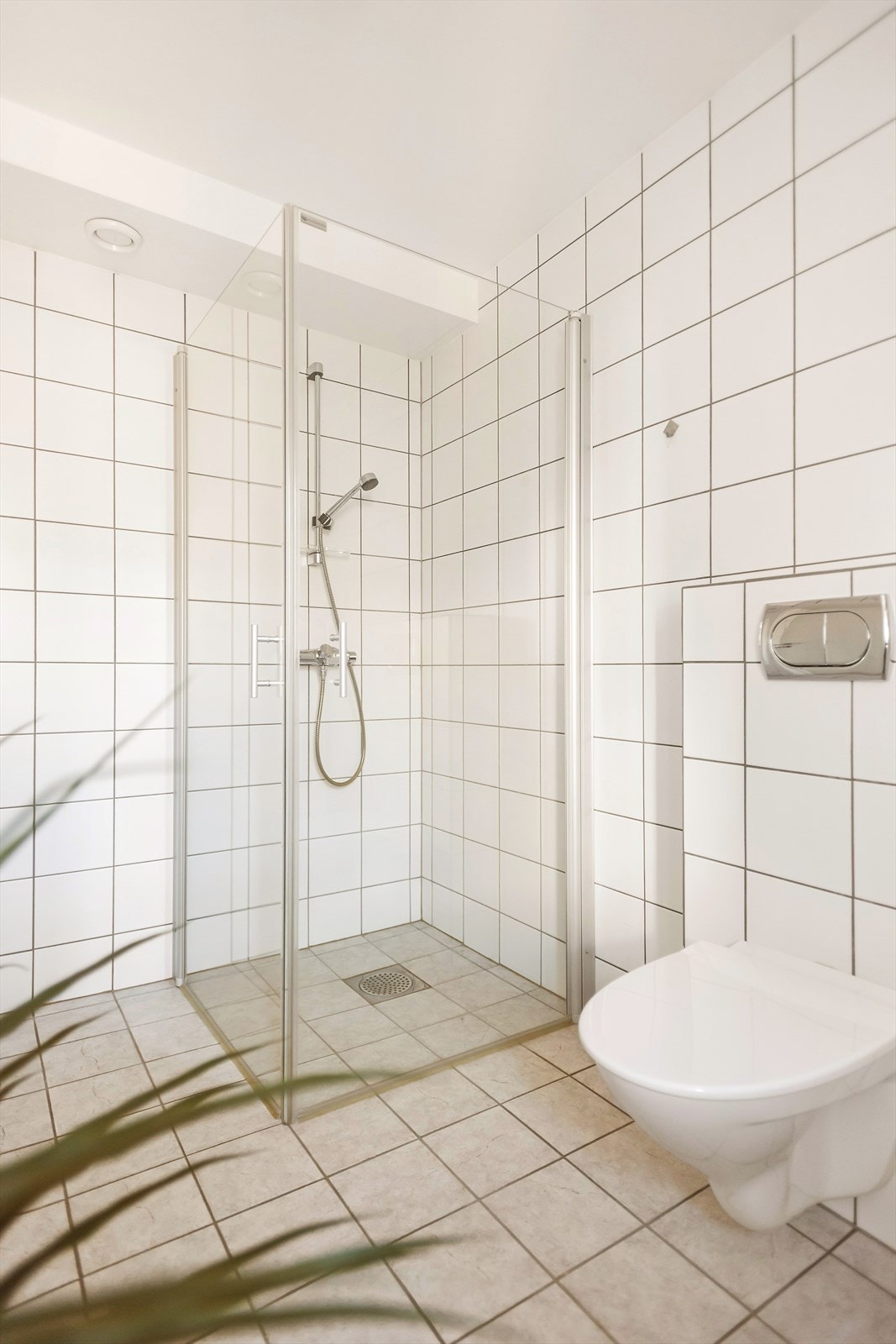 Bad. Vegghengt toalett. Galleribilde