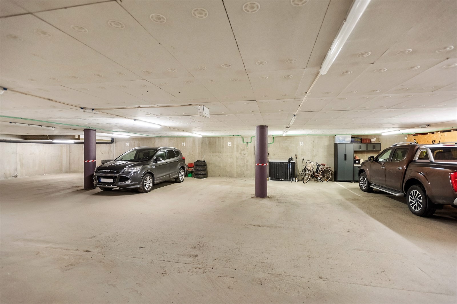 Parkeringsplass nr. 12 i garasjekjelleren. I tillegg er det en bod (nr. 12) i kjelleretasjen. Galleribilde