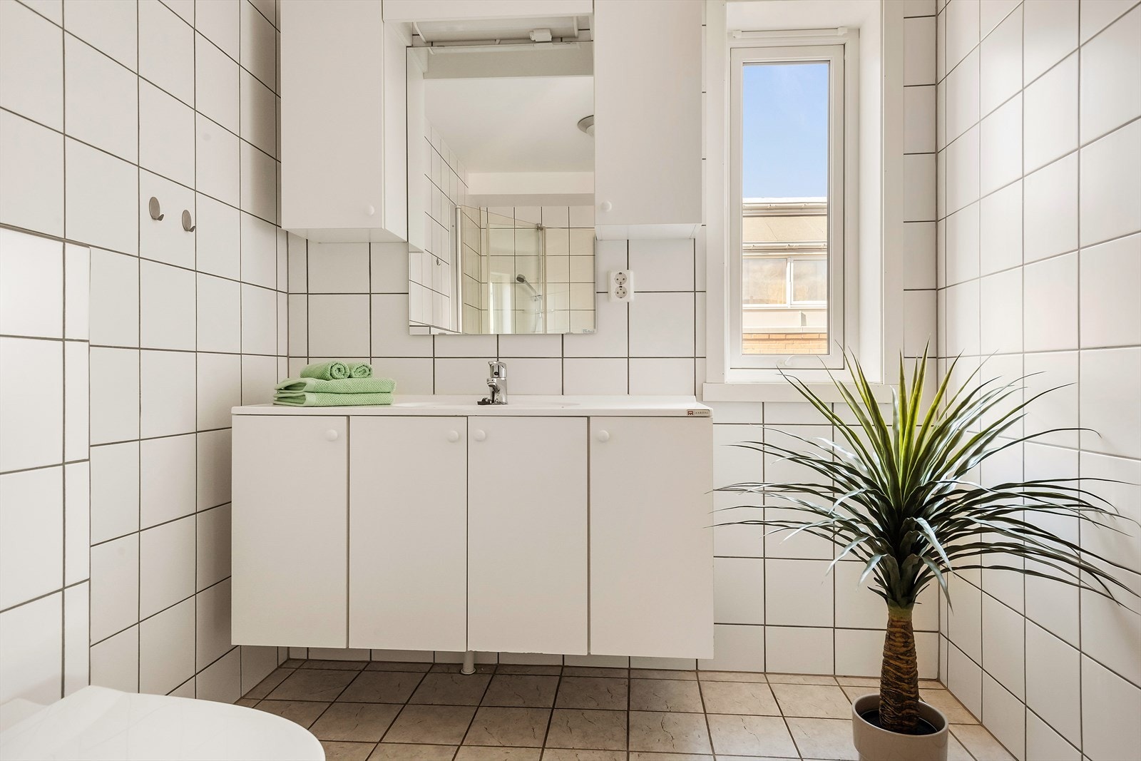 Vinduet på badet slipper inn dagslys som bidrar til en lys og god atmosfære. Galleribilde