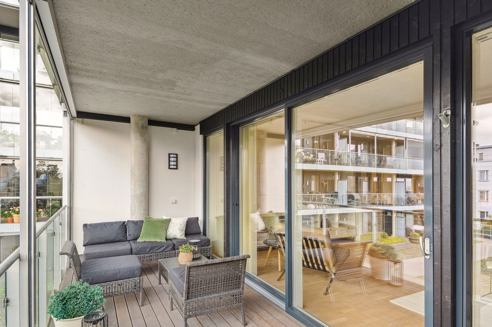 Hyggelig balkong på 14 kvm utenfor stuen. Galleribilde