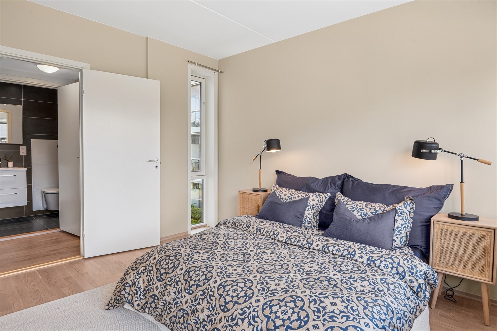 Hovedsoverommet har tilgang til eget baderom via garderoberom/gang. Galleribilde