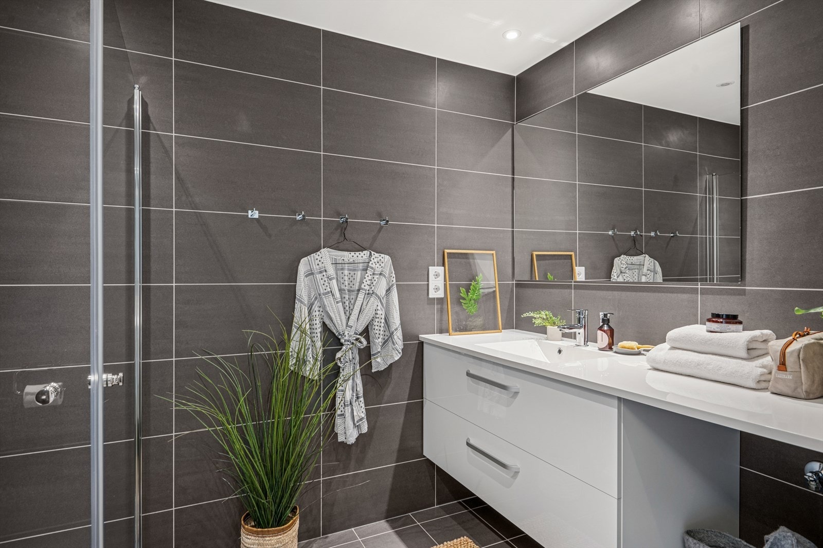 Leilighetens andre baderom kombineres med vaskerom. Galleribilde