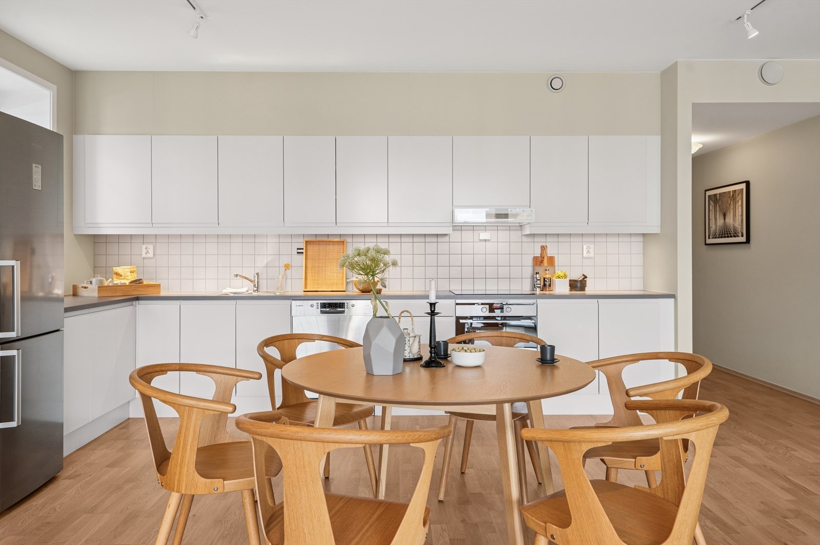 Kjøkkenet har en tidløs stil med godt av skap- og benkeplass. Galleribilde