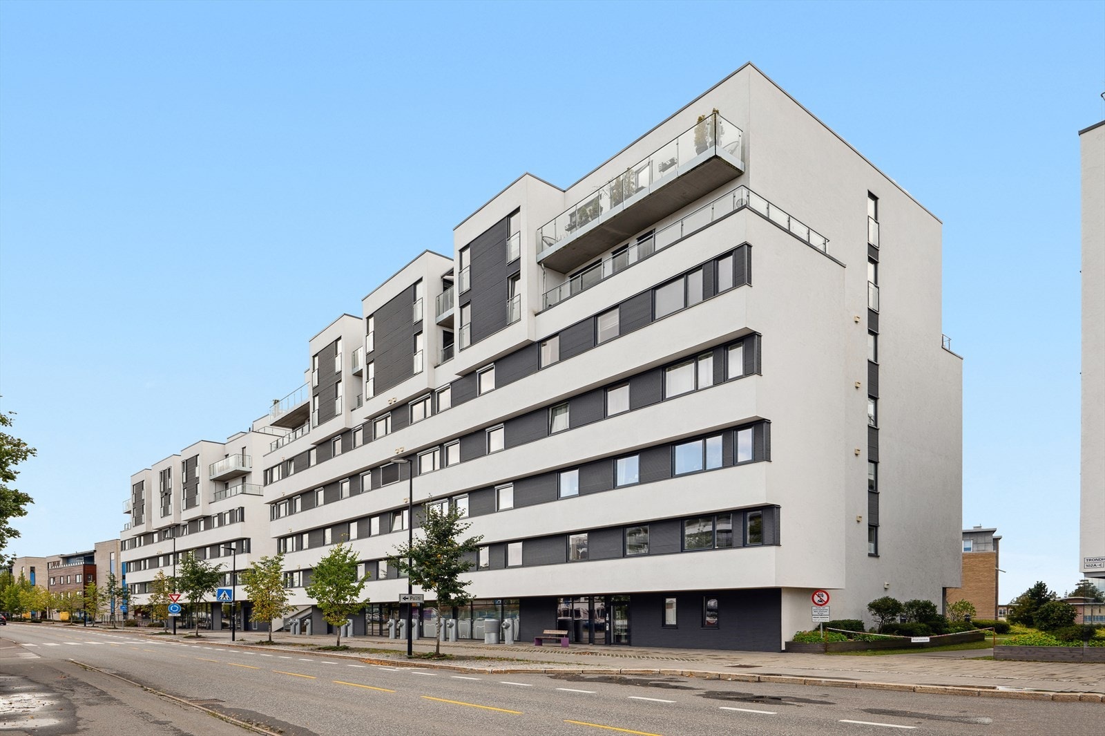 Fra leiligheten har du kort gangavstand til barnehager, skoler og ellers de fleste fasilitetene sentrum har å by på. Galleribilde