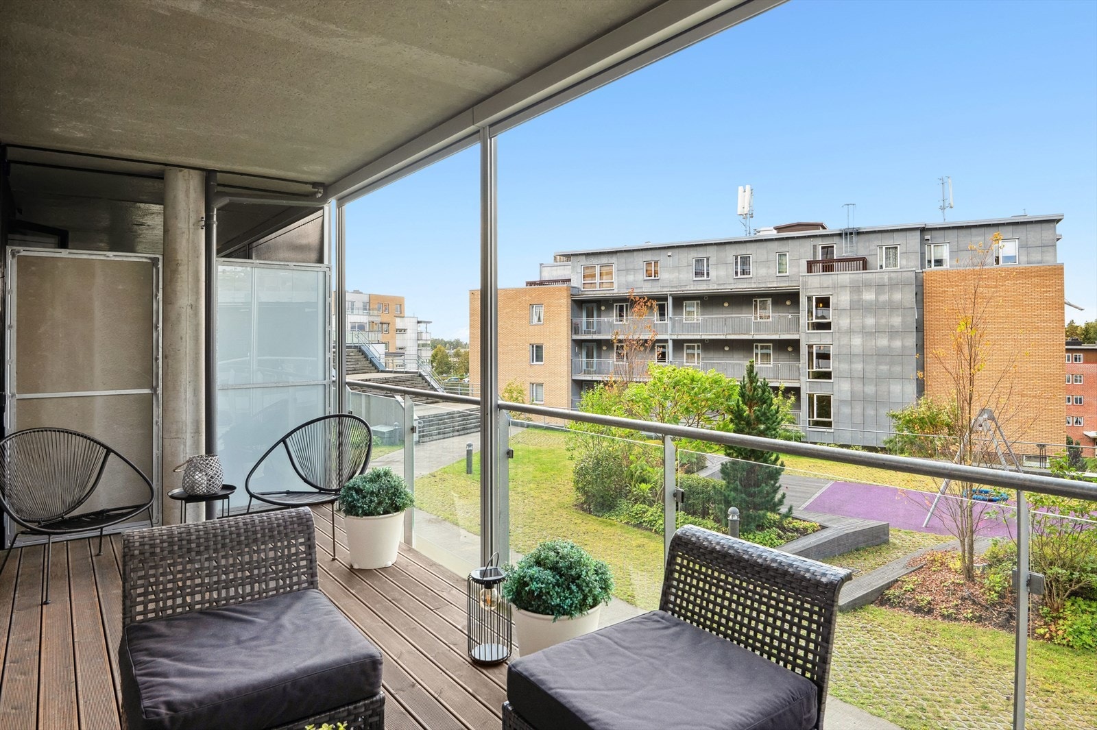 Glassrekkverket gir en uhindret utsikt og screens sørger for le. Galleribilde