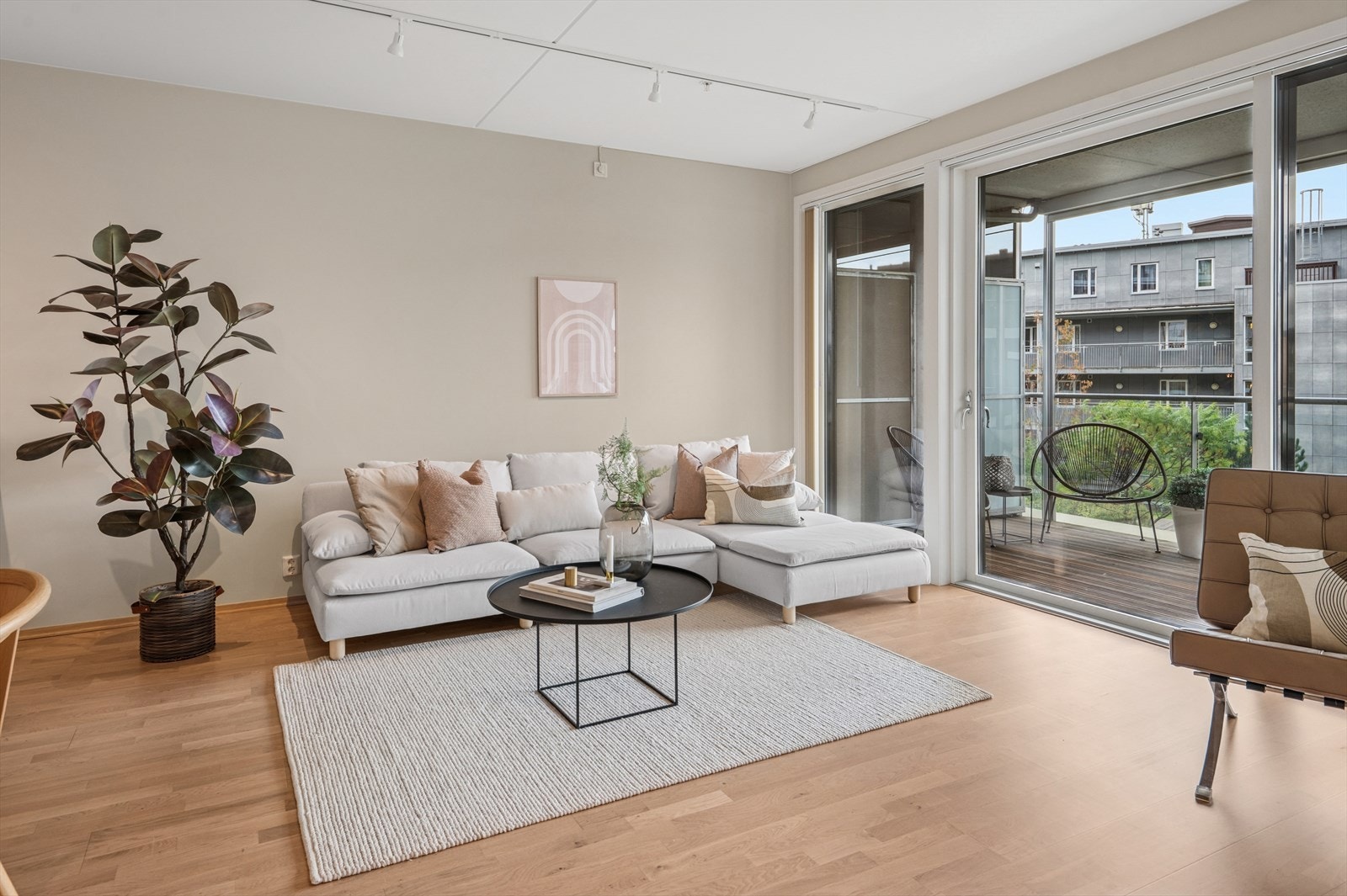 Heter nyter du god komfort med vannbåren gulvvarme og balansert ventilasjon. Galleribilde