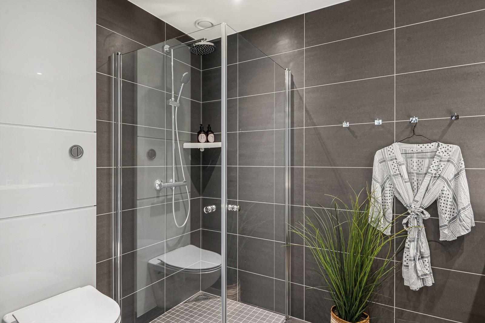 Badene har toalett, dusjhjørne og baderomsinnredning, og dette har også opplegg til vaskemaskin. Galleribilde