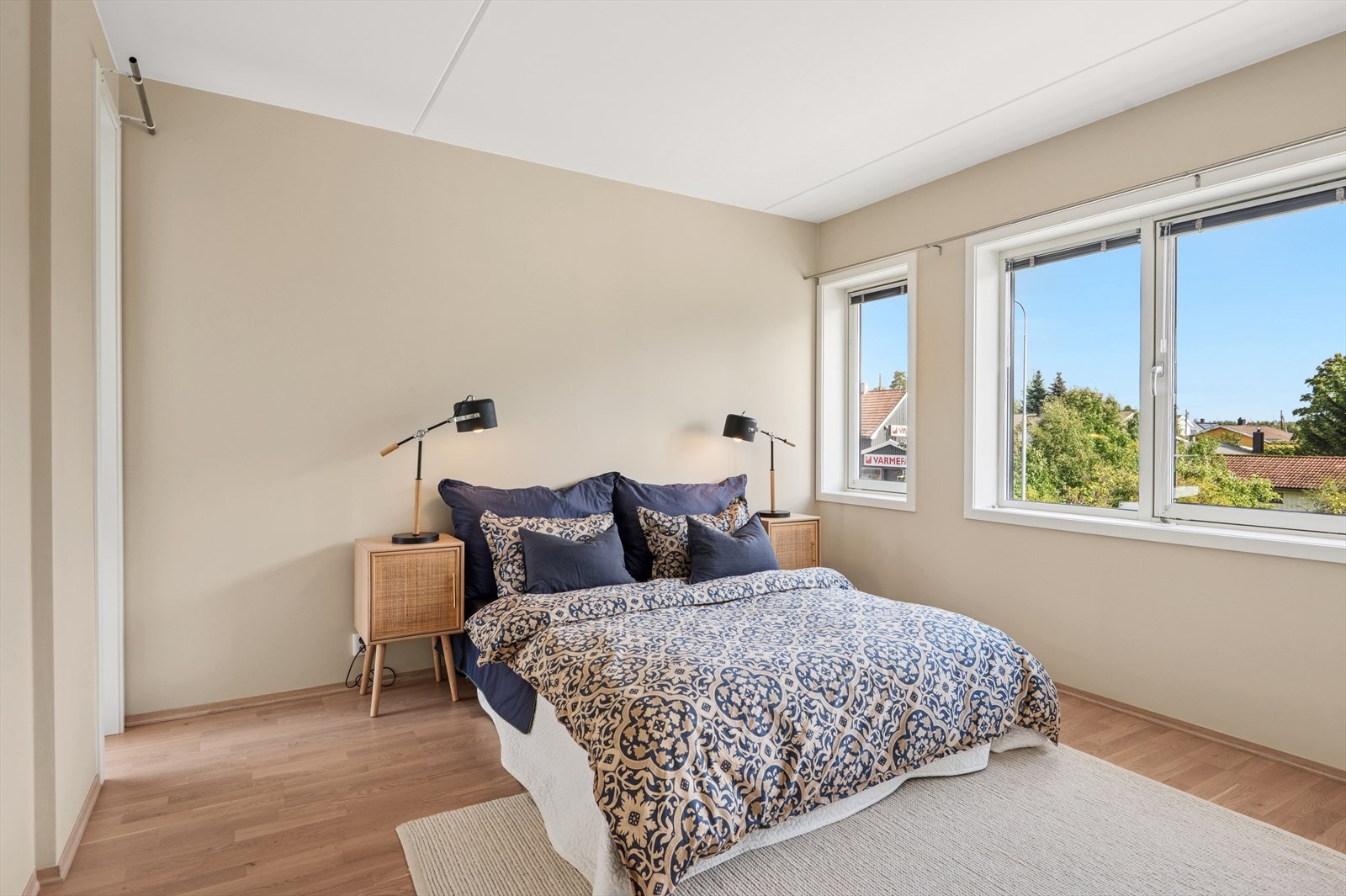 Soverommene har plass til både seng, tilpasset garderobeløsning og andre småmøbler Galleribilde