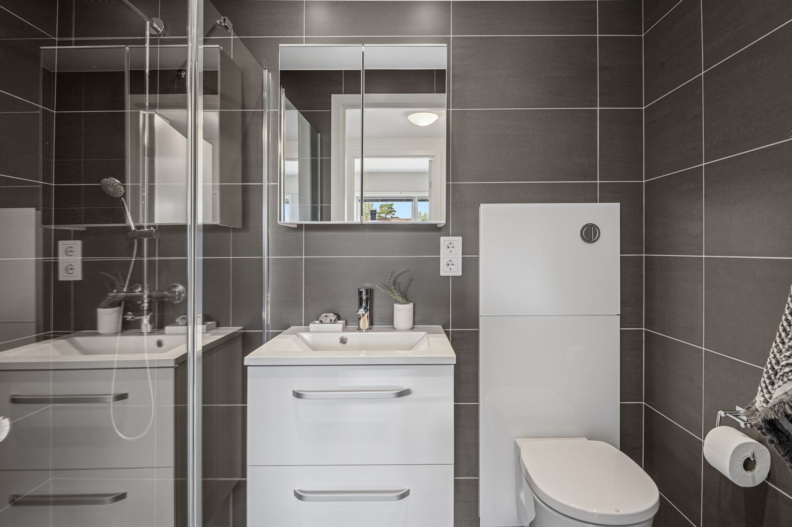 Leiligheten har to lekre baderom i samme stil, hvor dette ligger innenfor hovedsoverommet. Galleribilde