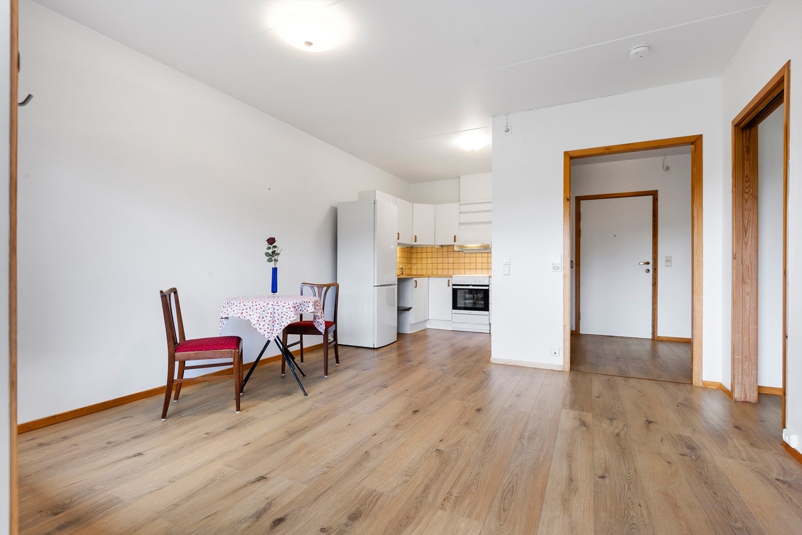 God romslig åpen kjøkken/stue med mulighet for flere grupperinger. Galleribilde