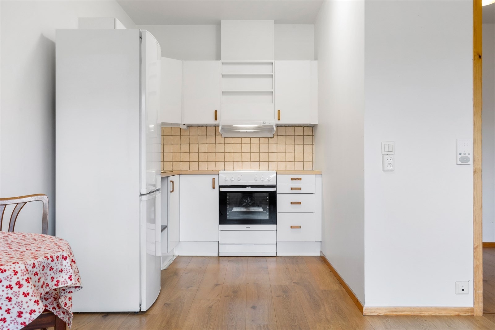 Laminat benkeplate med nedsenket oppvaskkum av stål. Det er avsatt plass til oppvaskmaskin. Galleribilde