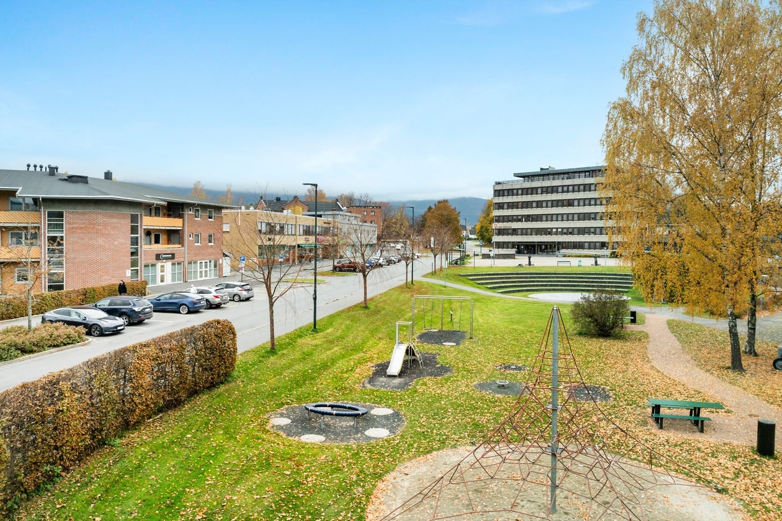 Her bor du i et etablert og rolig område med gangavstand til matbutikk, apotek, lege, frisør, kafé og andre servicetilbud. Galleribilde