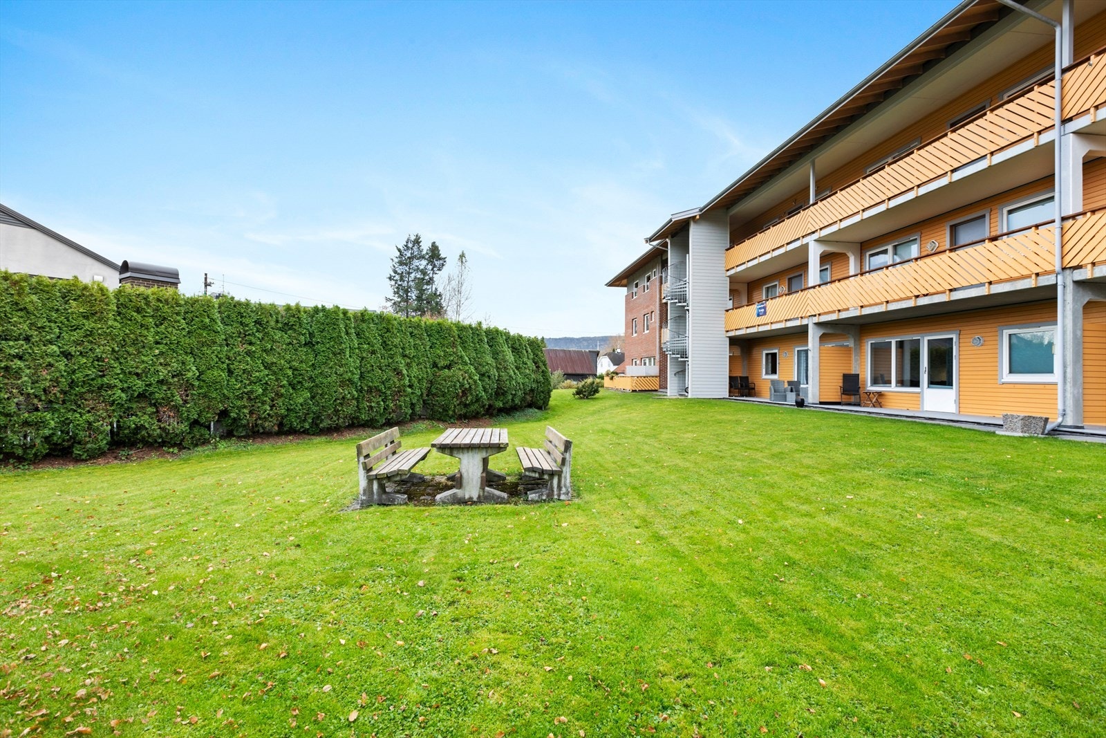 Det er felles sittegruppe i hagen. Galleribilde