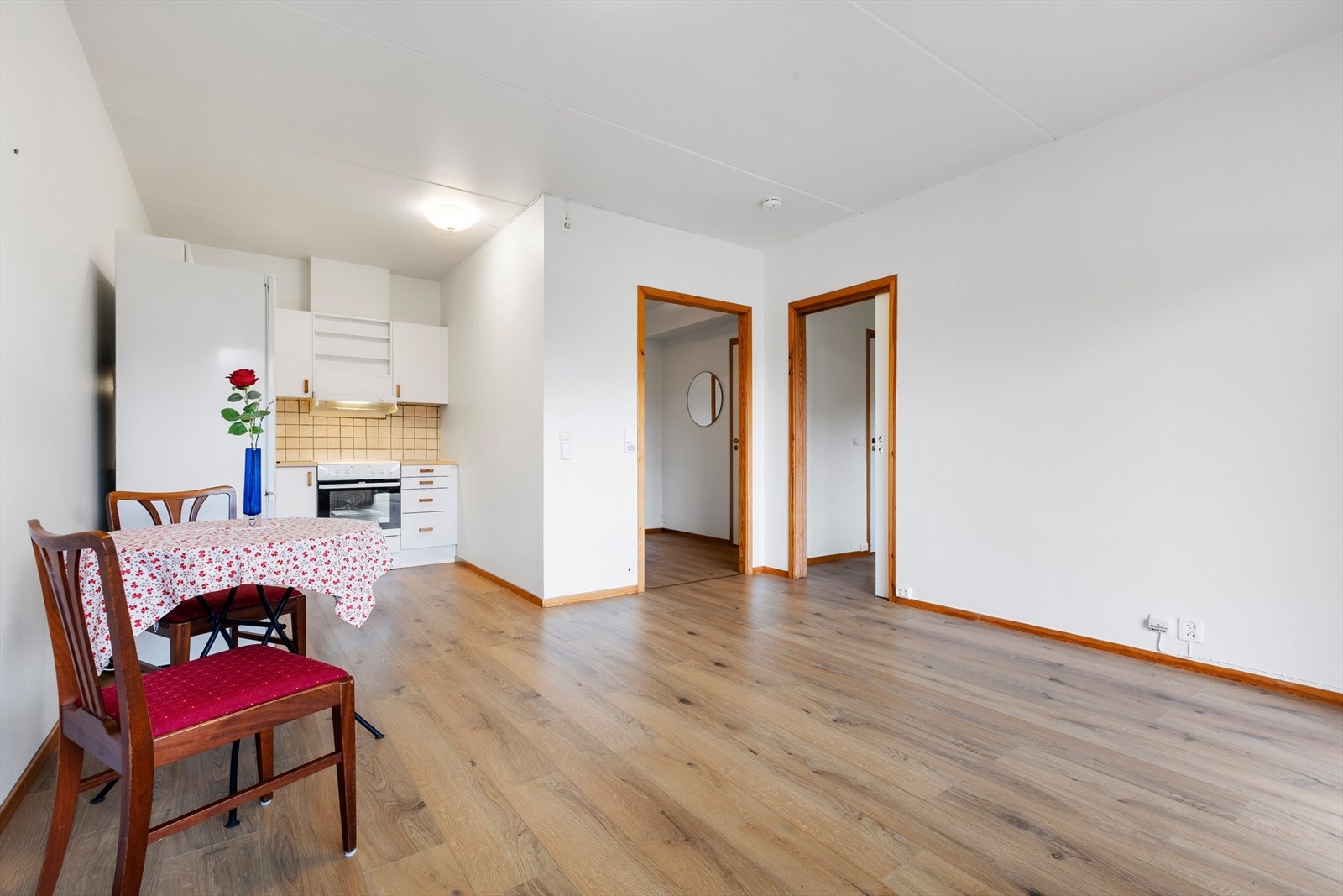 I forlengelse av kjøkkenet er det rom for en hyggelig spisegruppe , der en kan sitte å nyte frokosten. Galleribilde