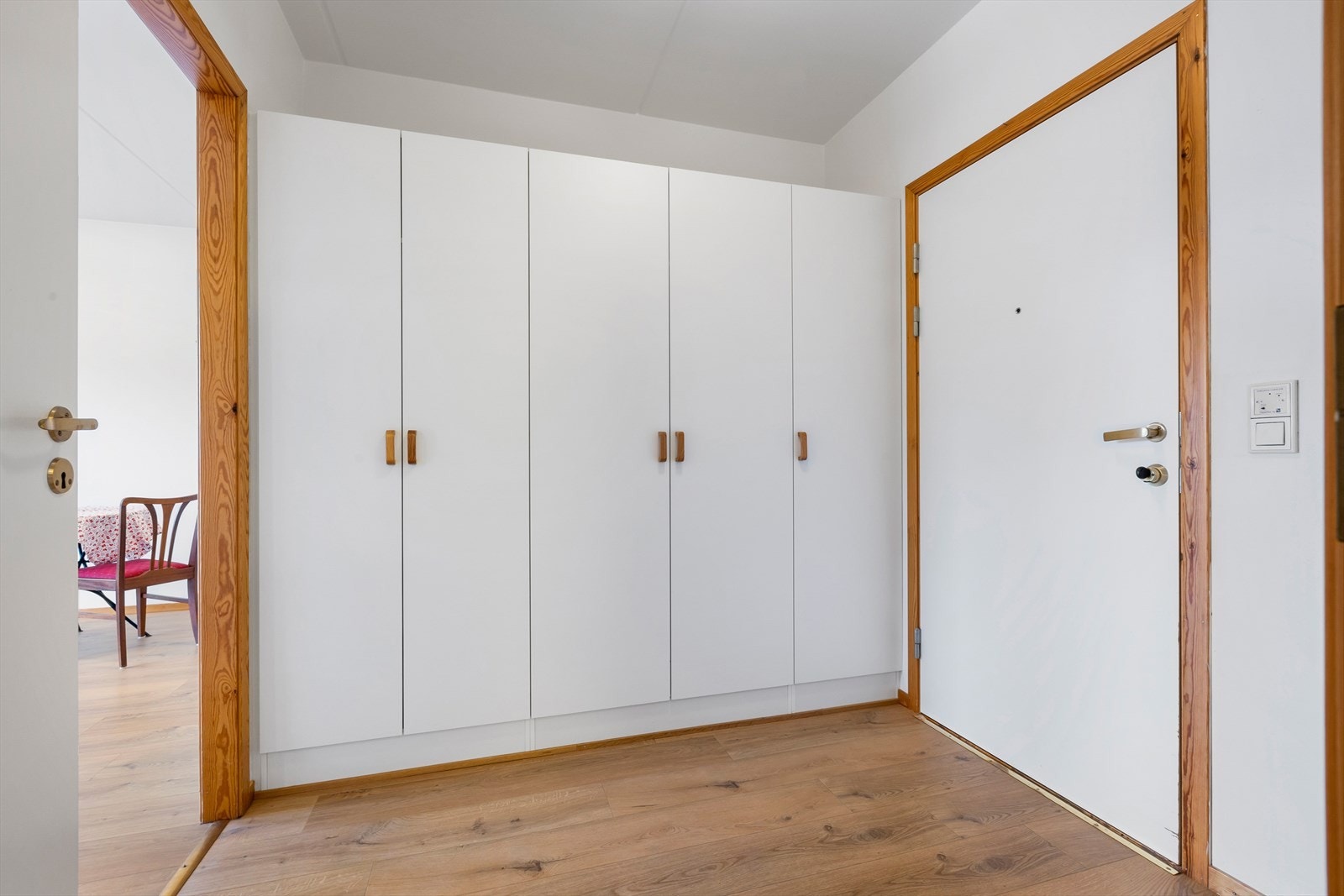 Her er det god plass til å henge fra seg yttertøy. Galleribilde