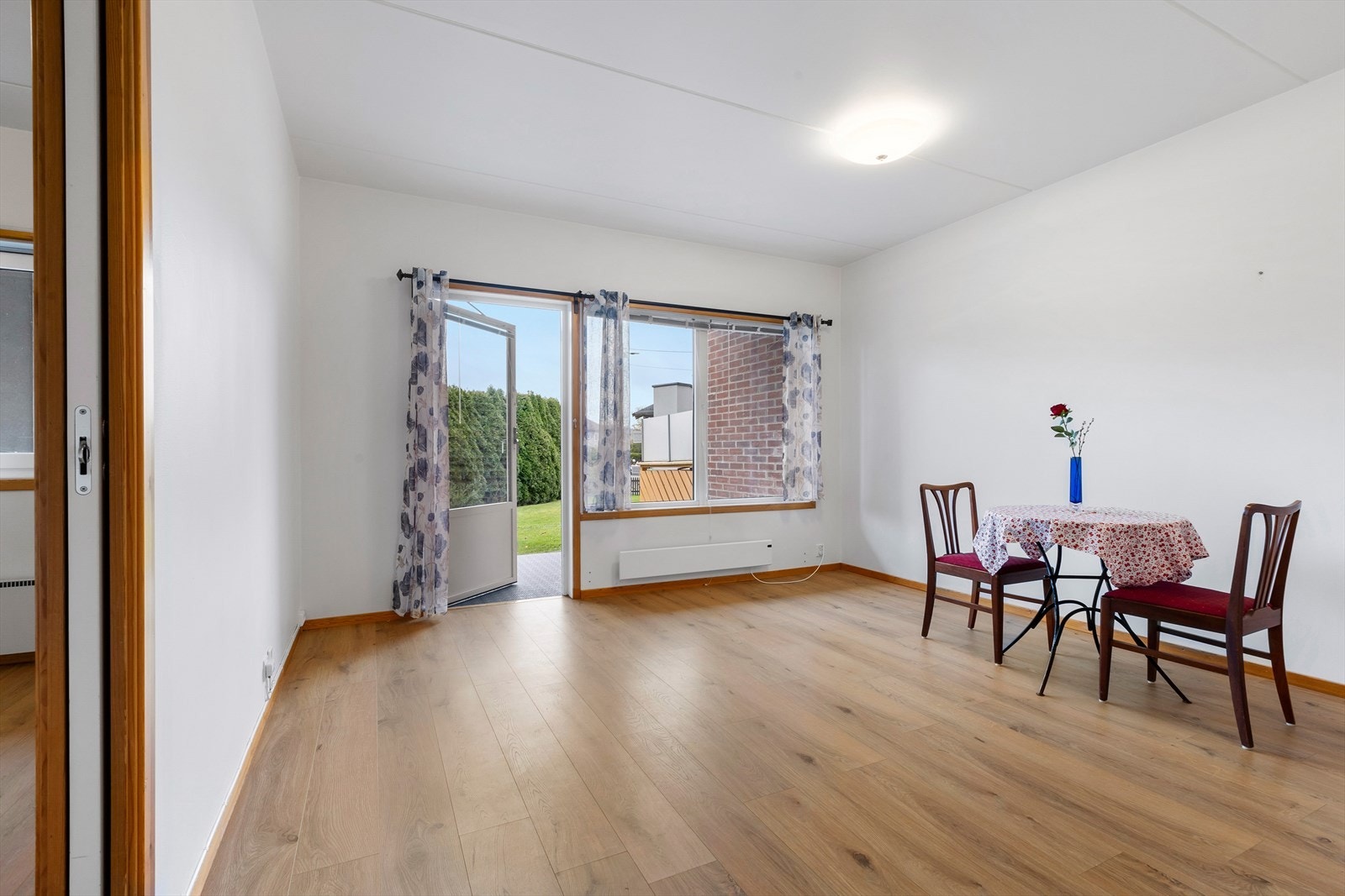 Fra stuen er det utgang til markterrasse. Galleribilde