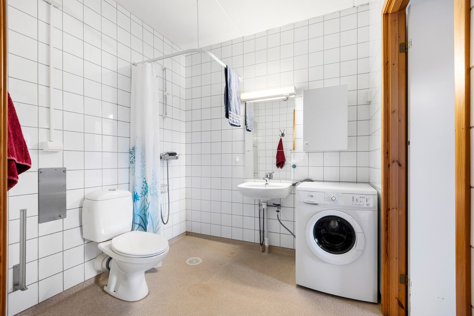 Badet har toalett, dusjhjørne, servant og opplegg for vaskemaskin. Galleribilde