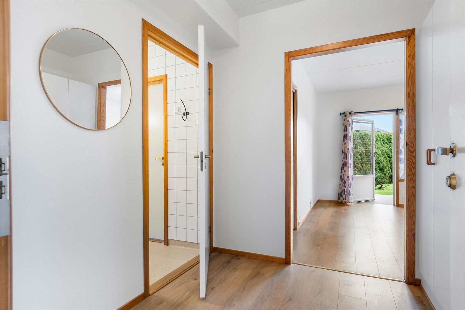 Fra gangen er det inngang til bad og stue. Galleribilde