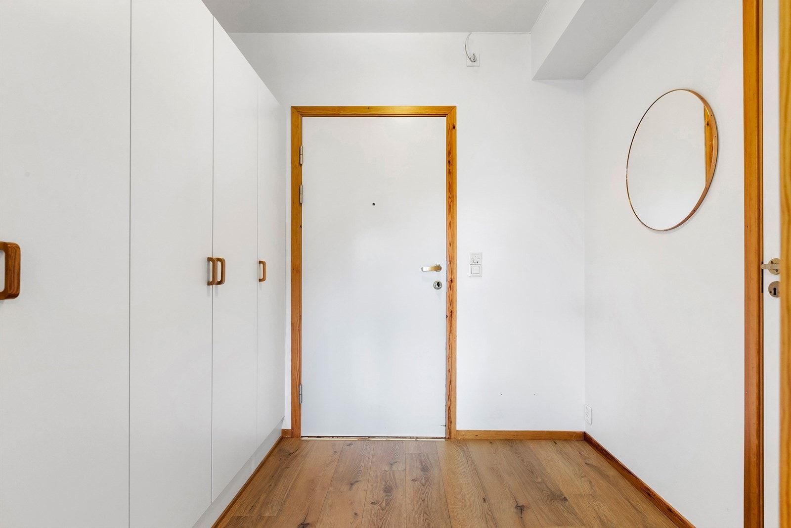 Velkommen inn! God plass til yttertøy og sko samt romslig garderobe som medfølger Galleribilde