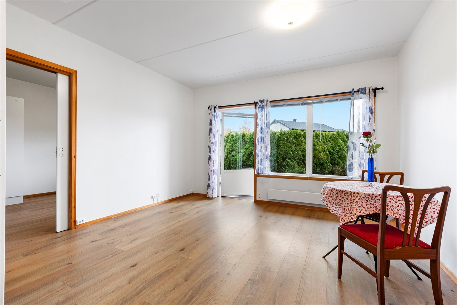 Lyse fra vinduene gir mye naturlig lys. Galleribilde