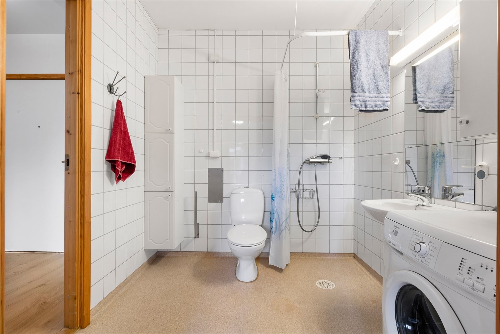 Det er fliser på vegger og belegg på gulvet. Galleribilde