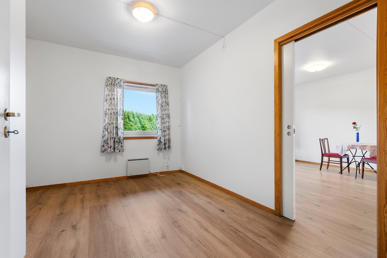 Soverommet har godt med garderobeskap til oppbevaring av ytterklær. Galleribilde