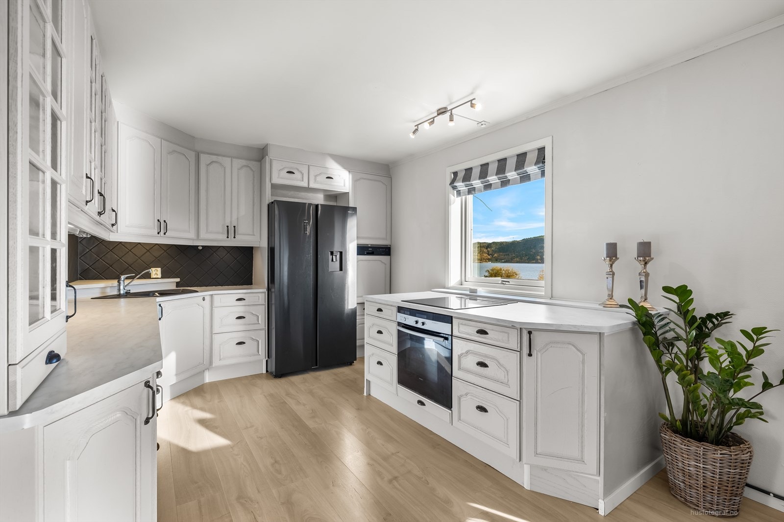 Det er integrert oppvaskmaskin, induksjonstopp og stekeovn. Galleribilde