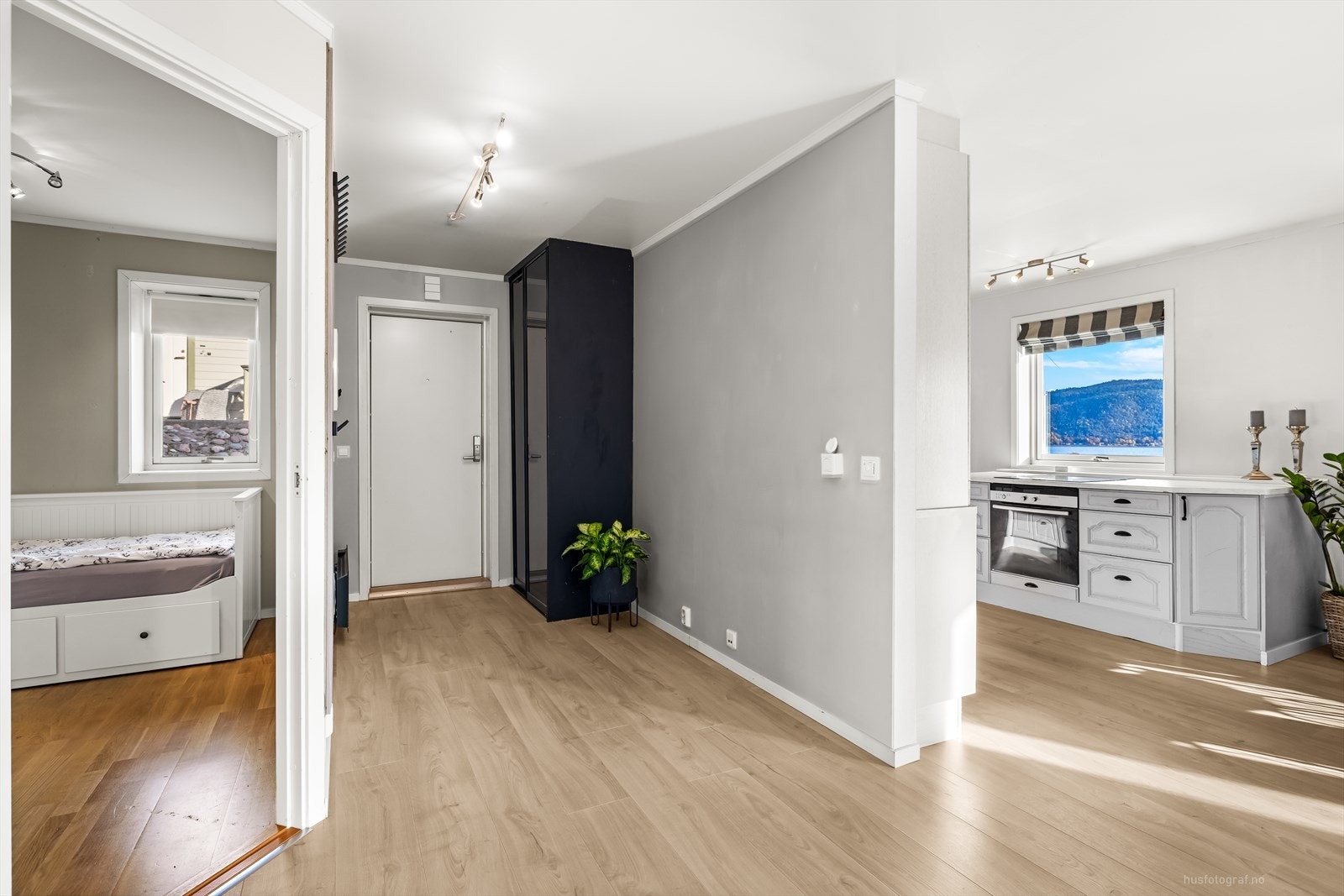 Plass til garderobe ved inngangsdøren. Galleribilde