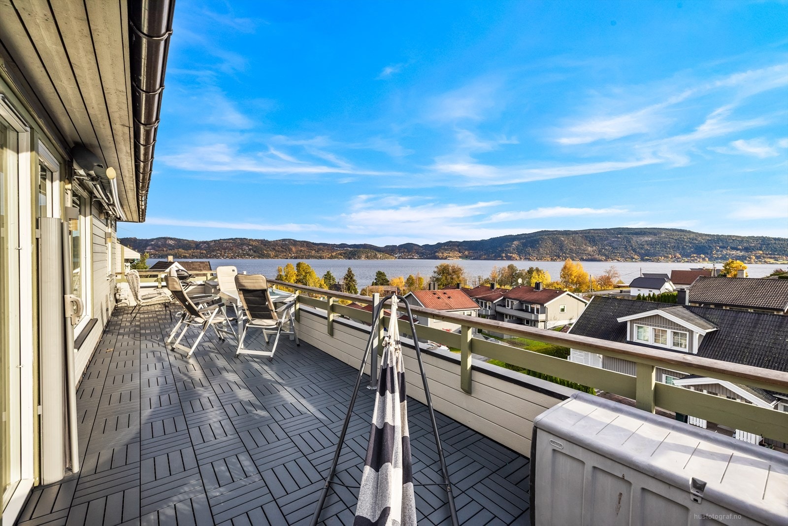 Stor terrasse på ca. 31 kvm. med trivelig utsikt og gode solforhold! Galleribilde