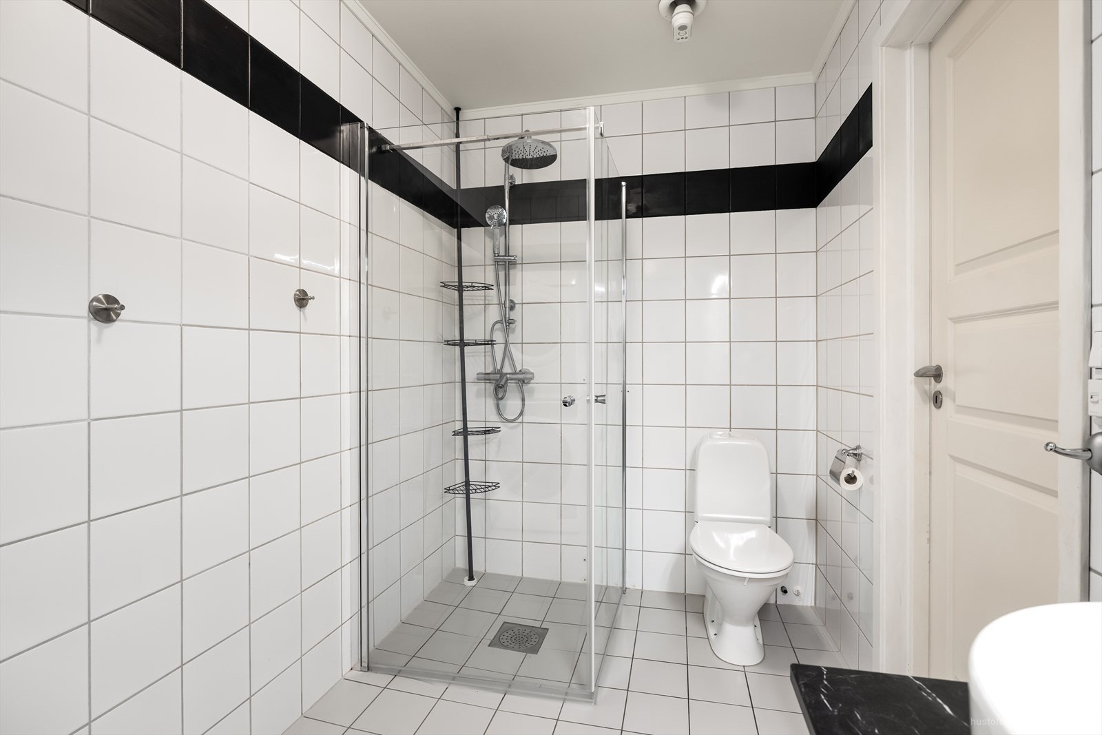 Pent flislagt bad. Galleribilde