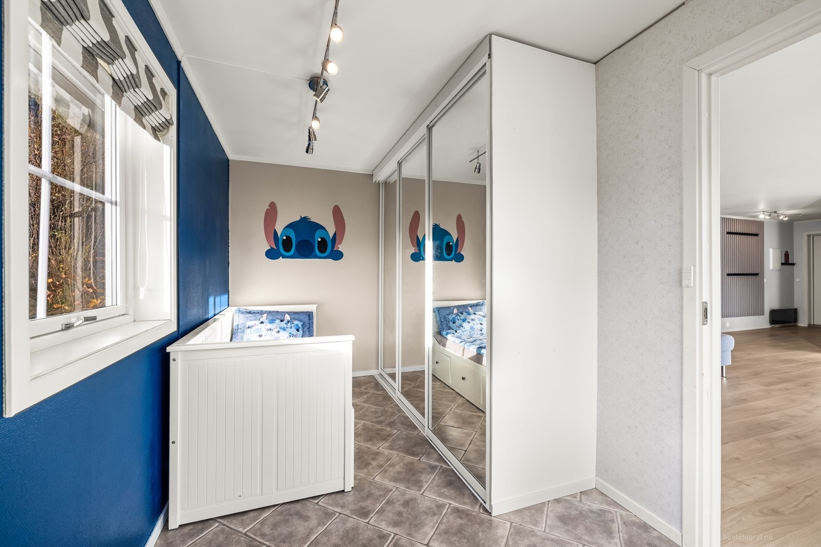 Det er etablert et ekstra soverom i stuen, det krever ingen bruksendring. Galleribilde