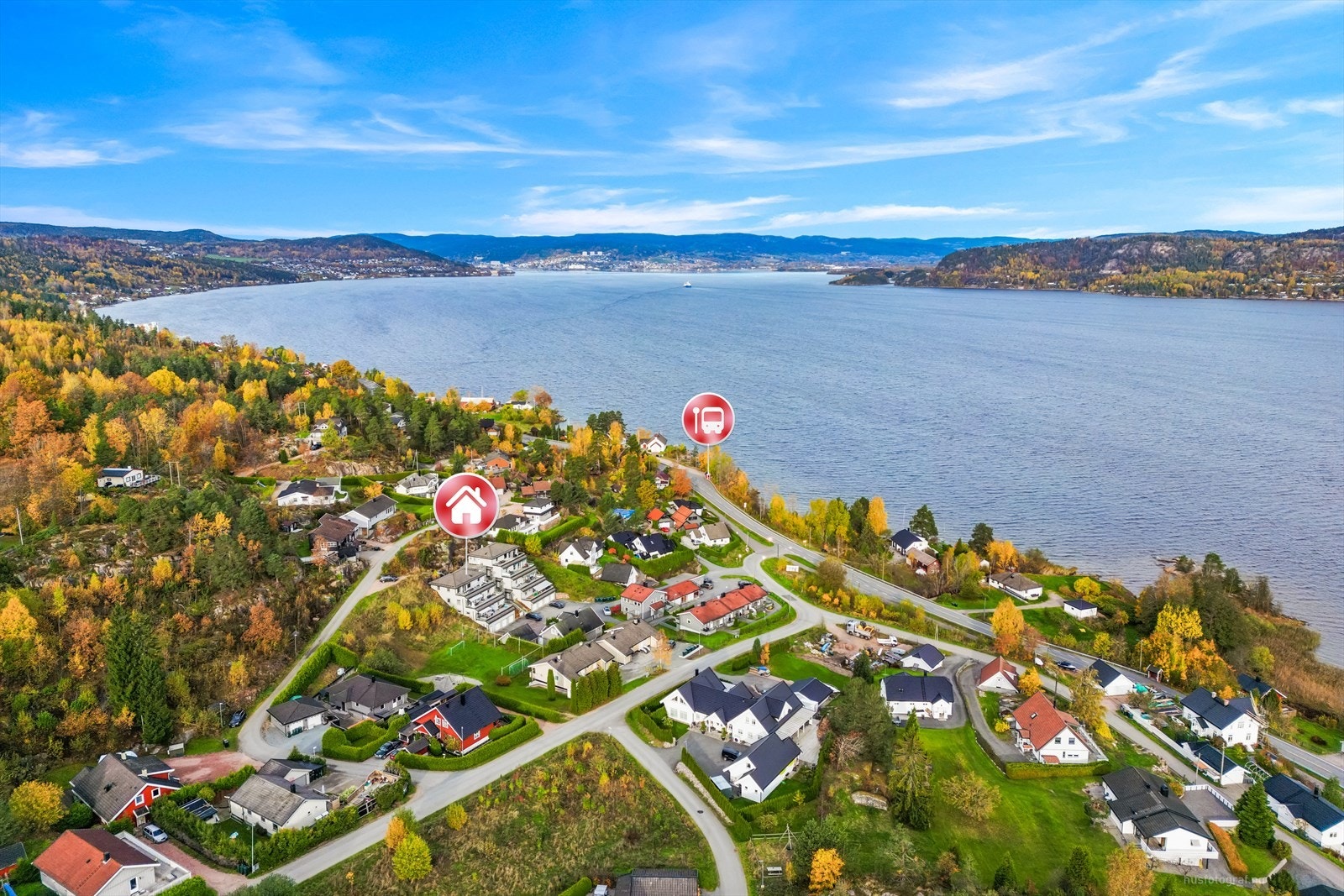 Gangavstand til bussholdeplass. samt gode bussforbindelser til Svelvik sentrum, Drammen og Sande. Galleribilde