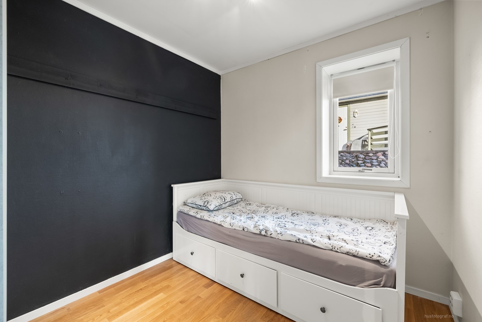 Soverommene er av god størrelse med plass til seng, garderobe og skrivepult. Galleribilde