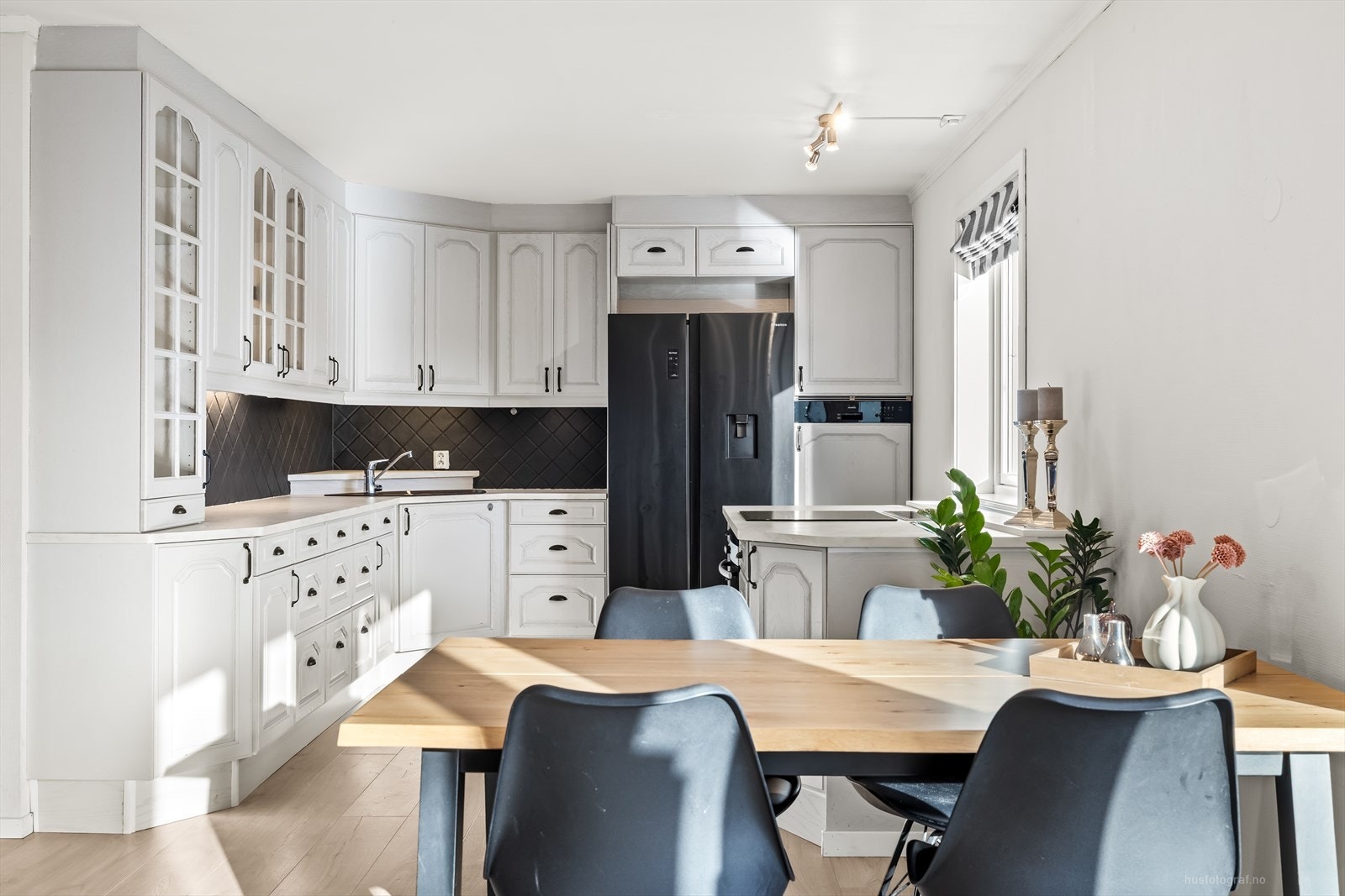 Kjøleskap medfølger. For øvrig medfølger også integrerte hvitevarer. Galleribilde