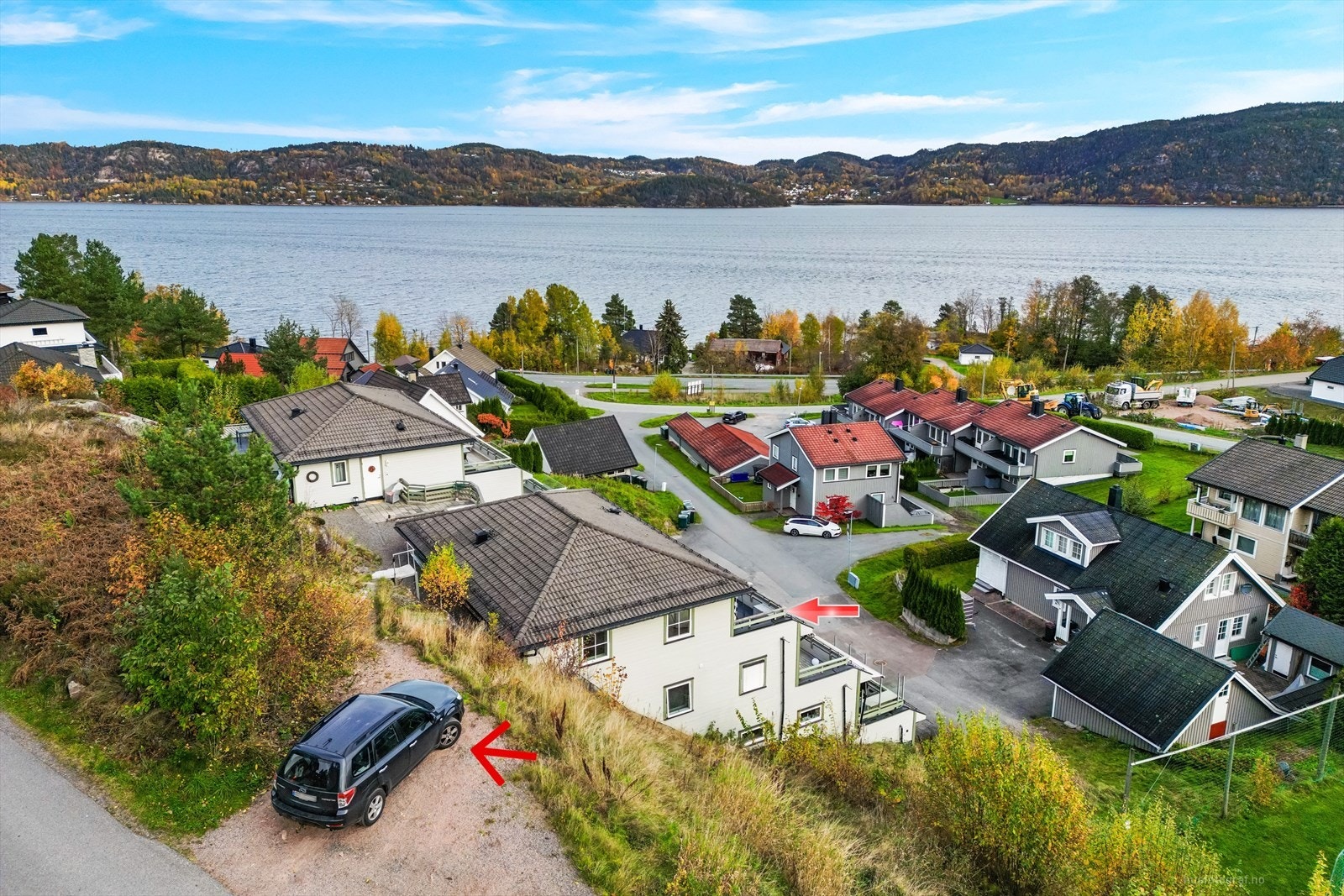 Flott terrasseleilighet med 3 soverom- Garasje med el-lader. Det tillates parkering på oversiden av sameiets tomt med rask og enkel adkomst til leiligheten. Galleribilde