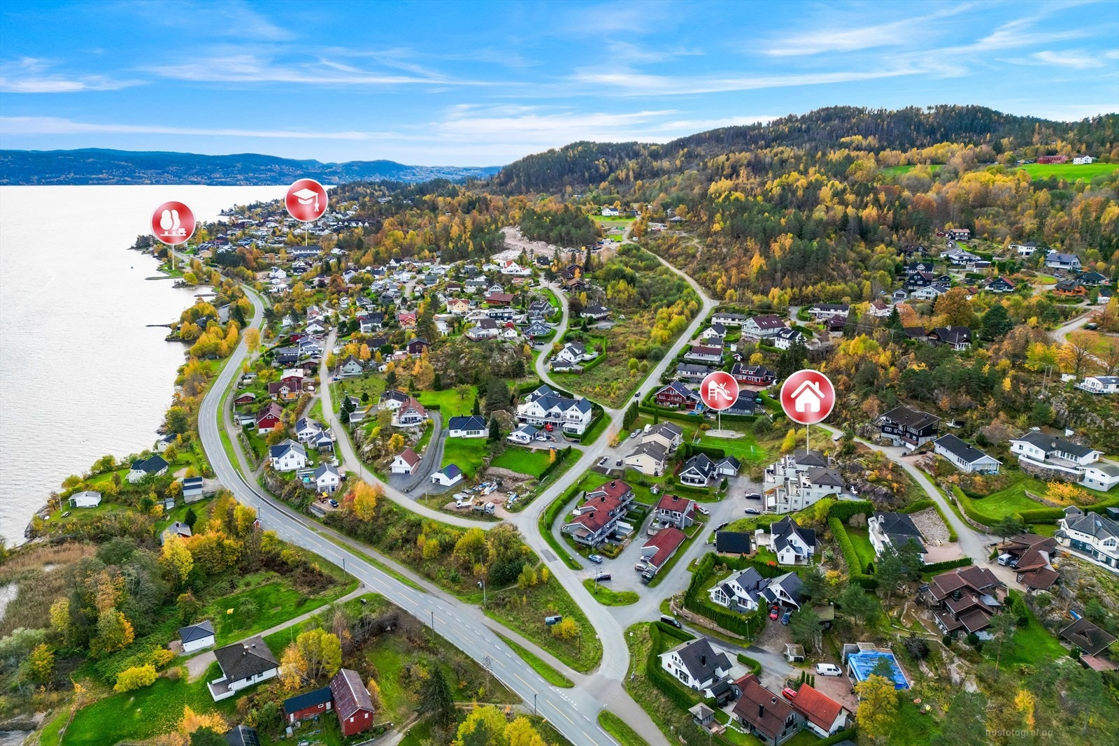 Kun ca. 12 minutters kjøring til Drammen og ca. 45 minutters kjøring til Oslo. Ca 10 min kjøring til E-18, i retning mot Drammen. Galleribilde