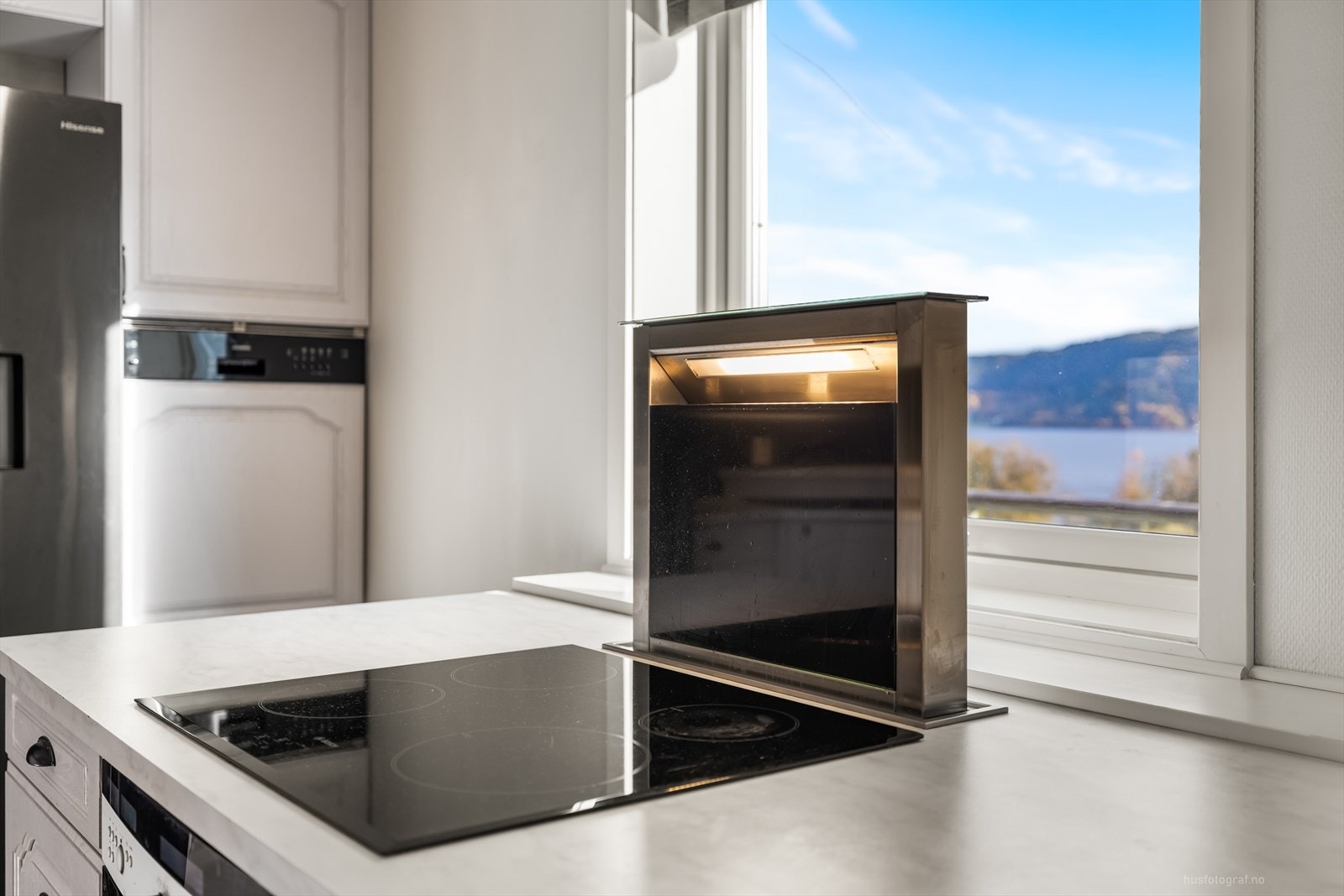 Montert nyere og moderne kjøkkenvifte. Galleribilde