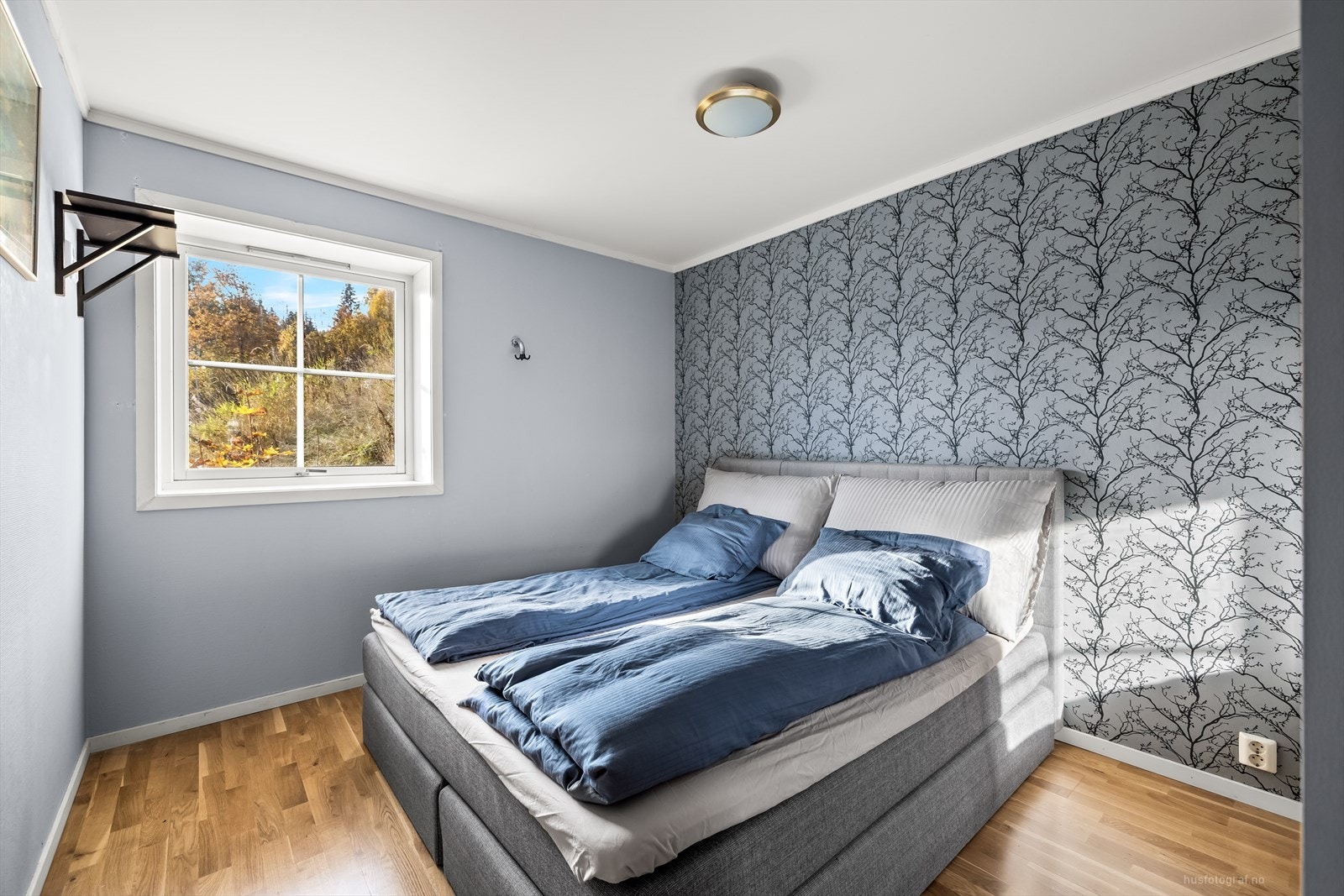 Hovedsoverommet har tapet på en vegg for en delikat kontrast til rommet. Galleribilde