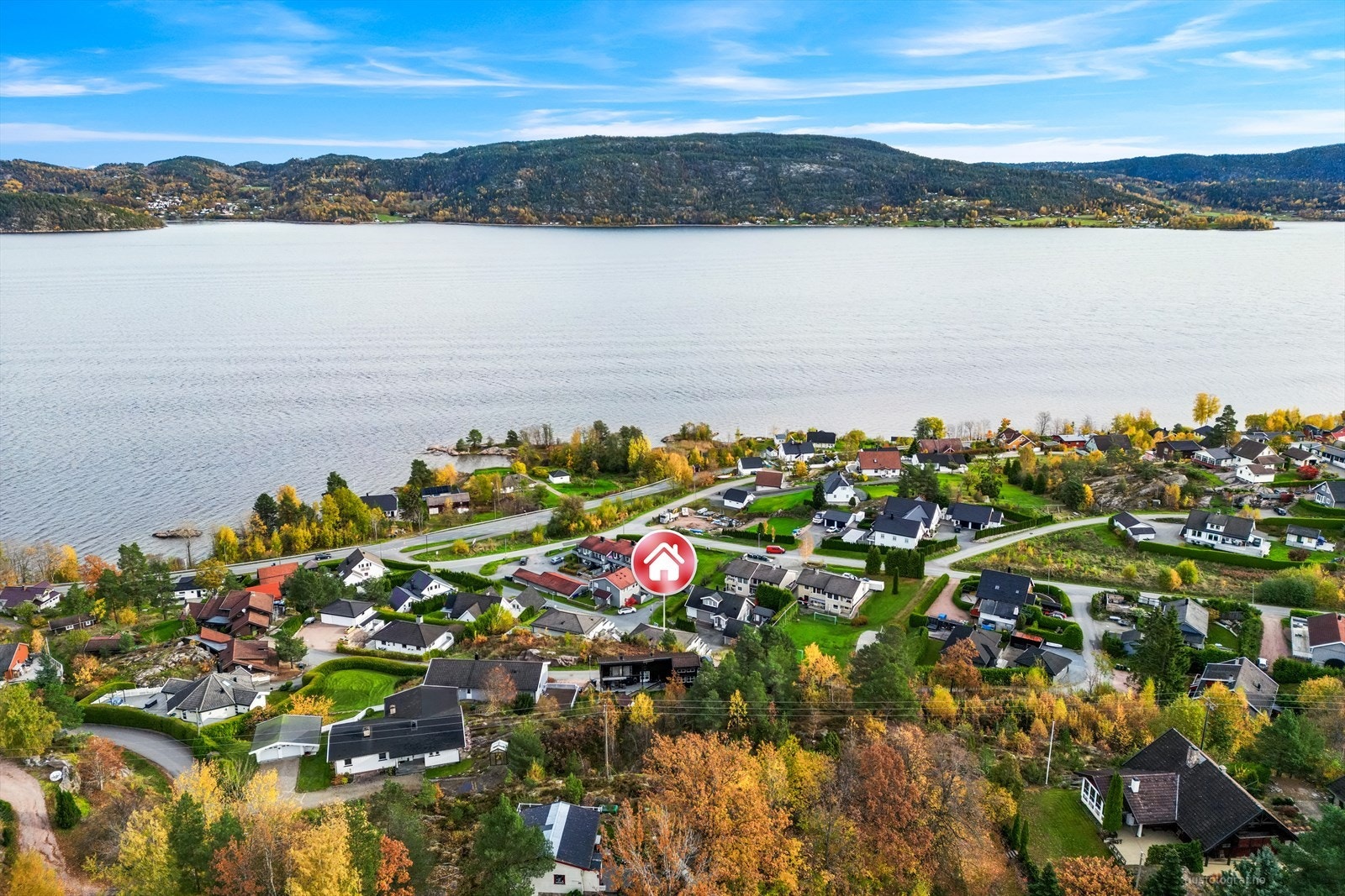 Fantastisk panorama utsikt, gode solforhold og moderne løsninger gjør dette til et attraktivt hjem. Galleribilde