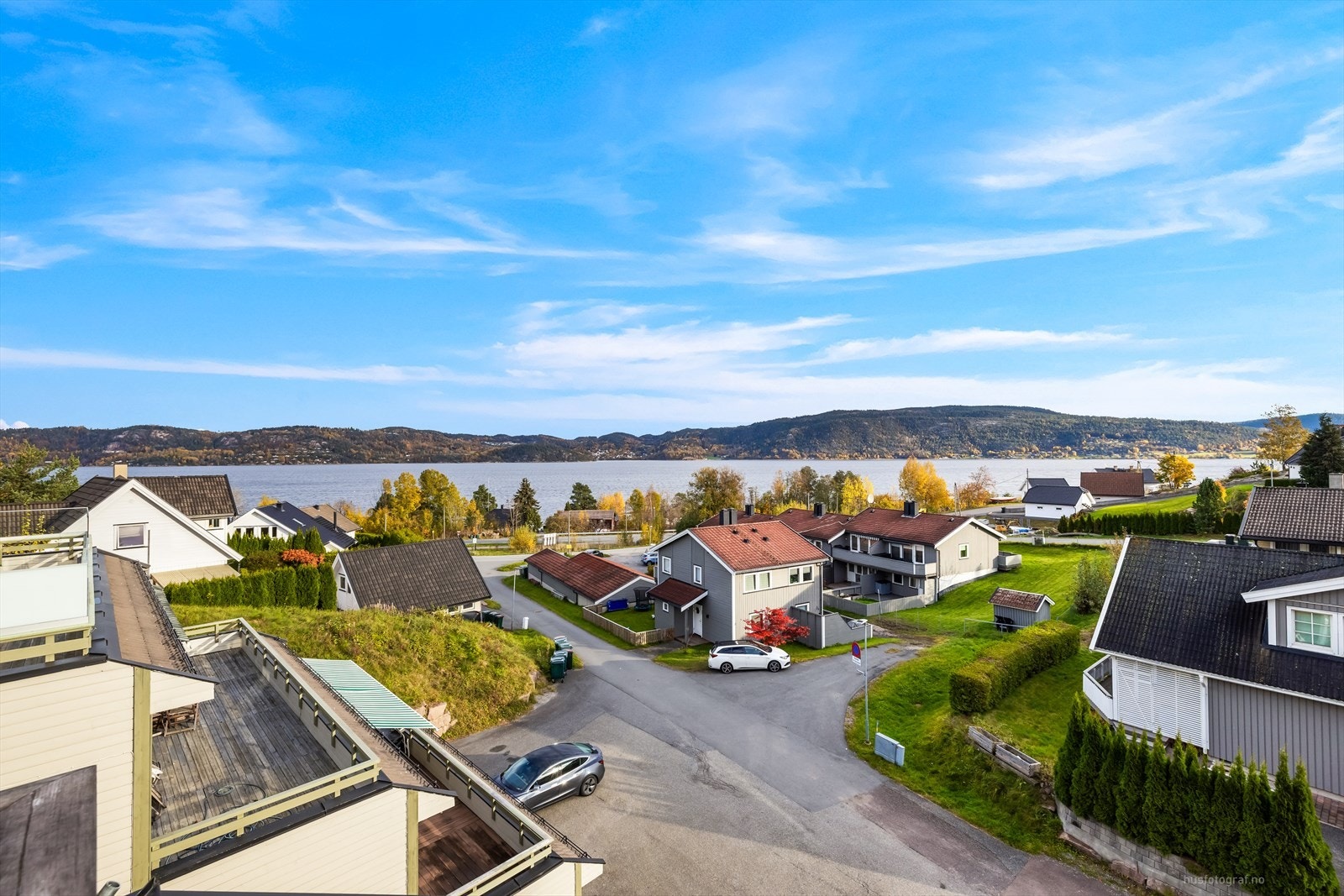 Svelvik sentrum er en kort biltur unna (ca. 13 min). "Buskeruds nordligste sørlandsby" med alle nødvendige servicetilbud. Galleribilde