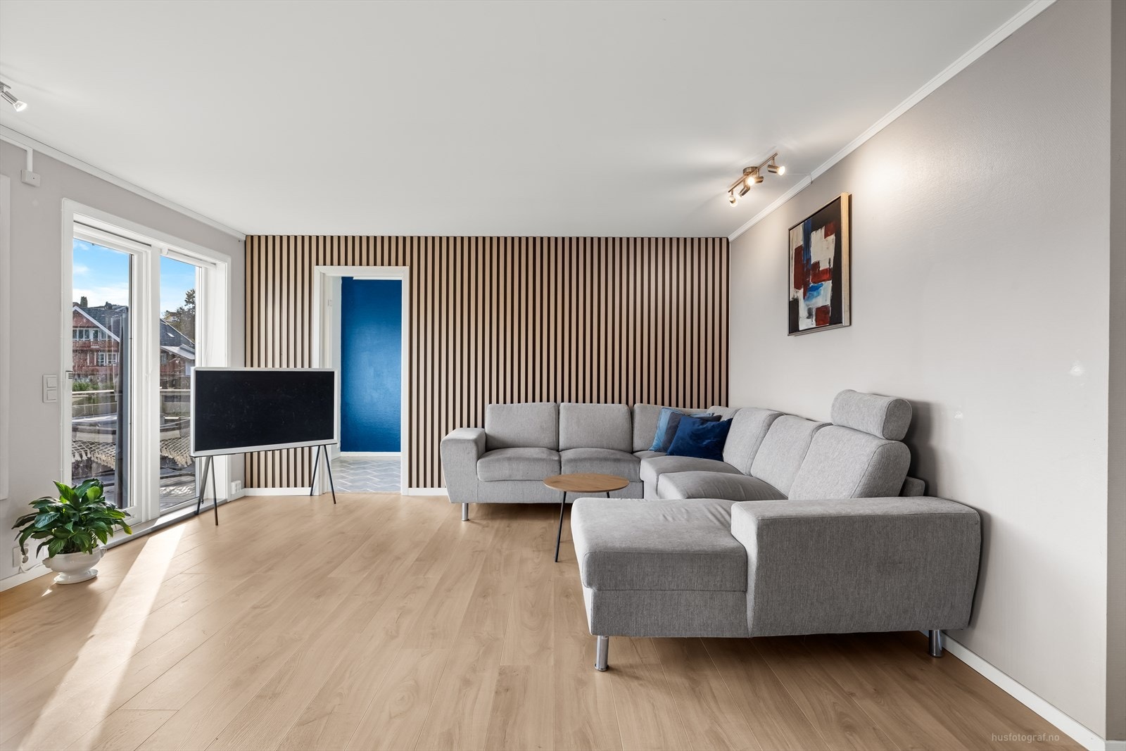 Rommet er romslig med god plass til sofakrok, tv-møblement og spisestue. Galleribilde