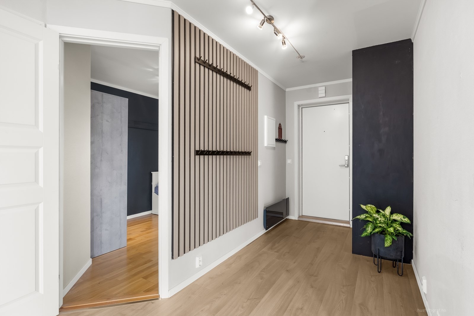 Boligen inneholder entré/gang, tre soverom, bad/vaskerom, romslig stue/kjøkken og egen bod. Galleribilde