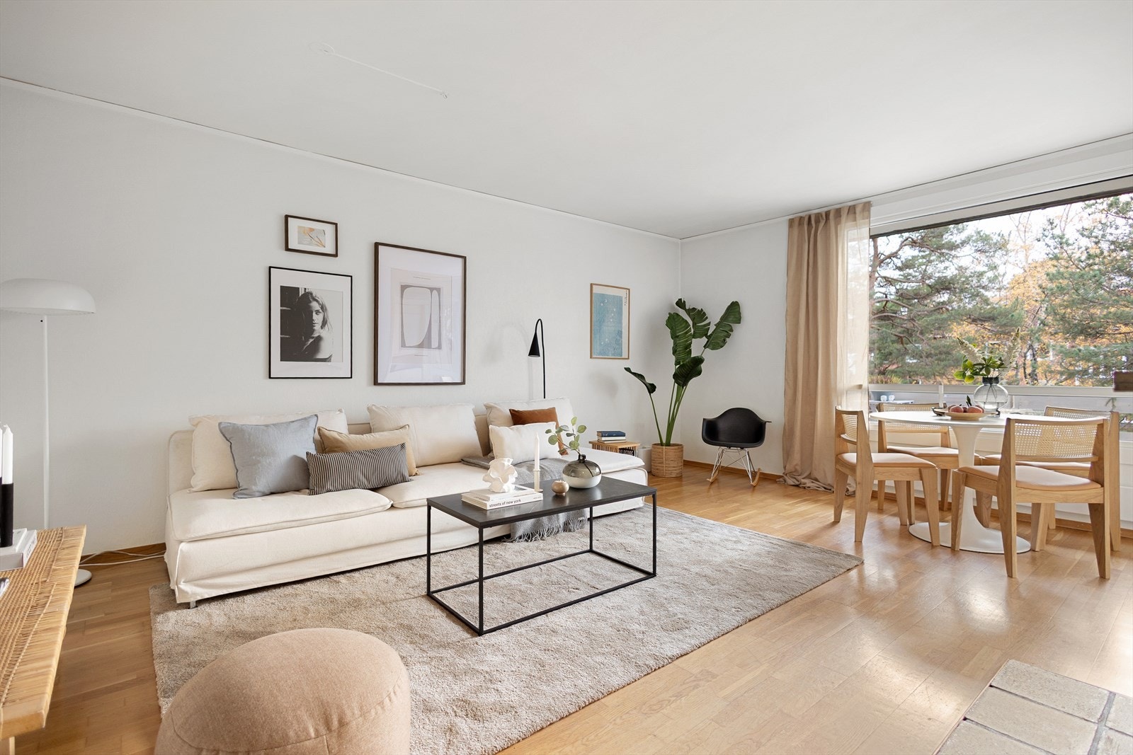 Stuen har rikelig plass til en hyggelig sofagruppe med tilhørende møblement. Galleribilde