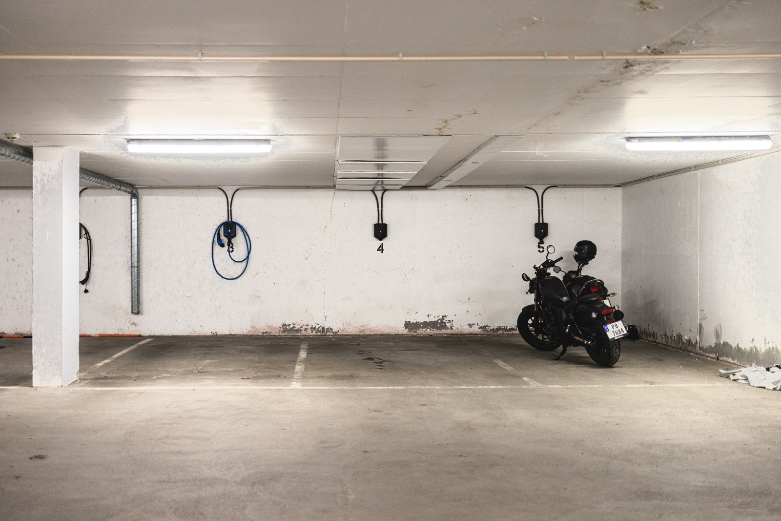 Garasjeplass i felles garasjeanlegg. Garasjeanlegget er et frittstående garasjesameie. Galleribilde