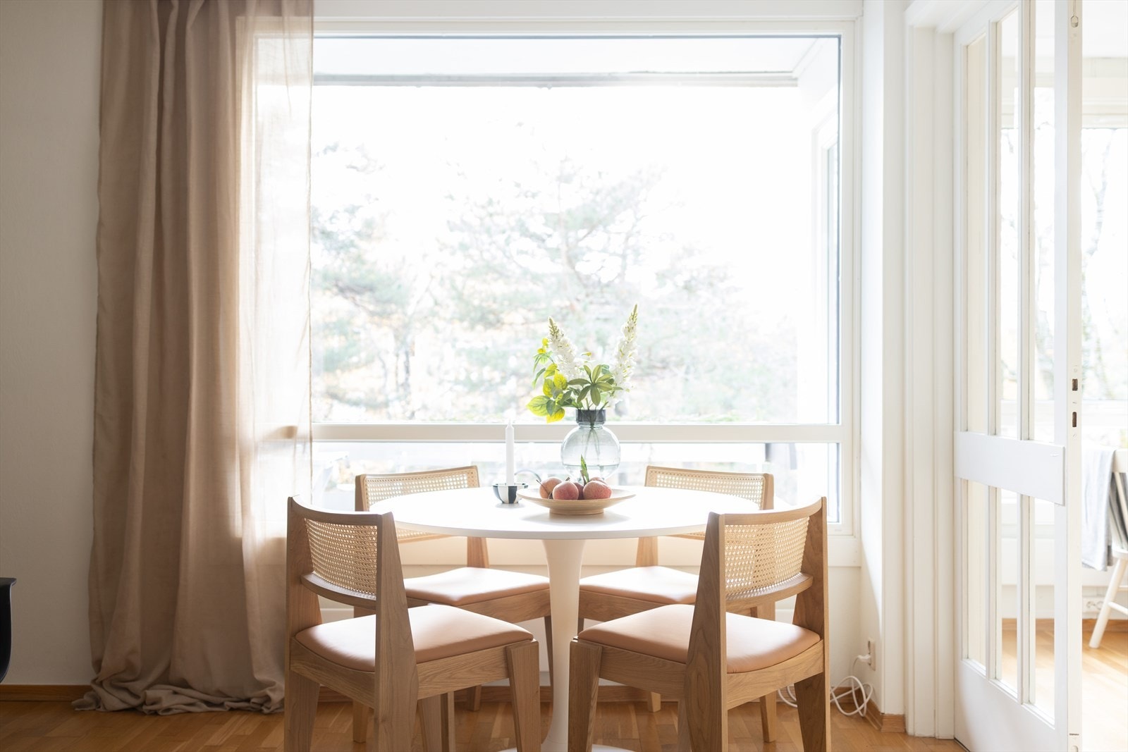 Leiligheten har rause vindusflater som slipper inn rikelig med naturlig sollys og skaper en hyggelig atmosfære. Galleribilde