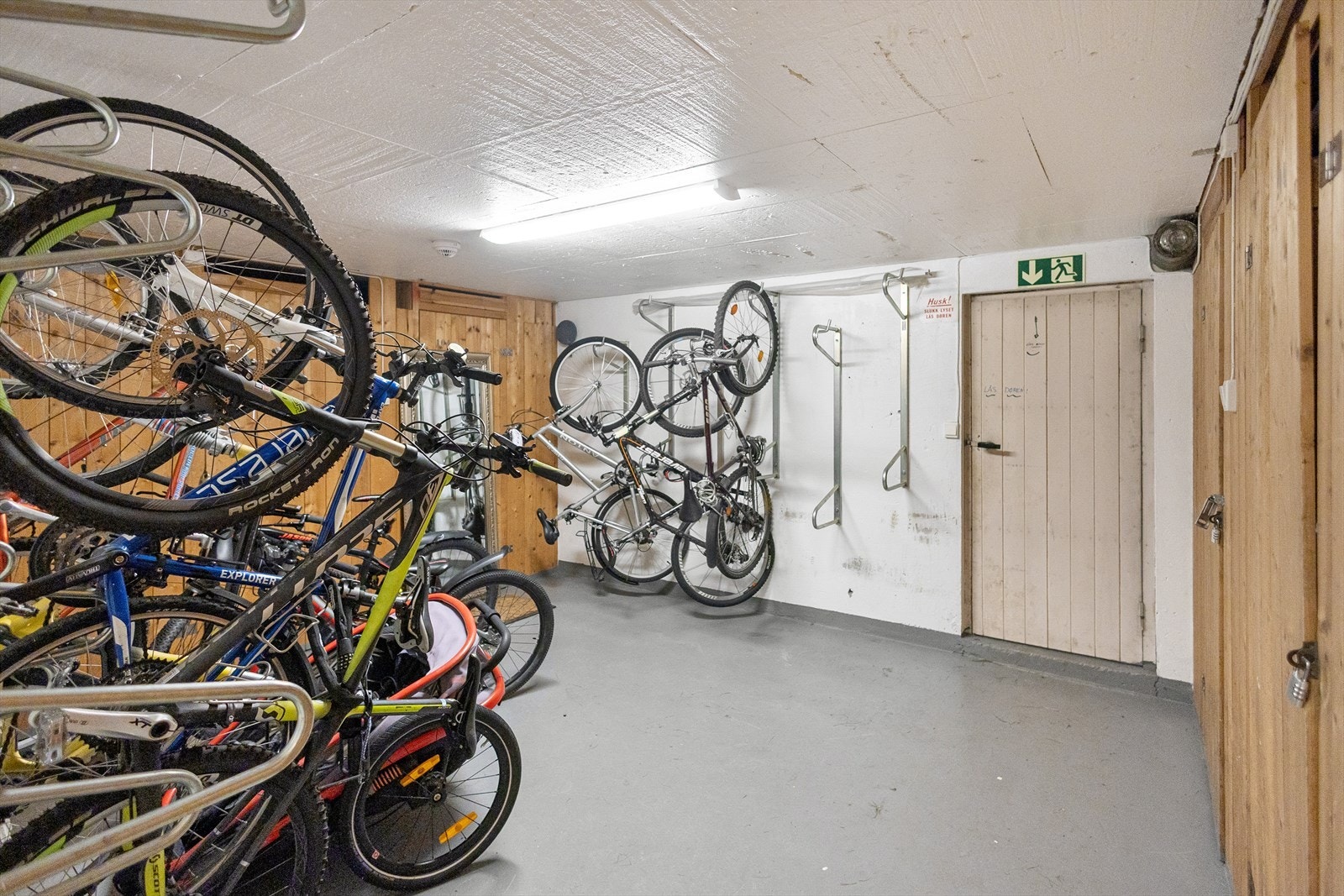 Sykkelparkering med stativer gir trygg oppbevaring av sykler. Galleribilde