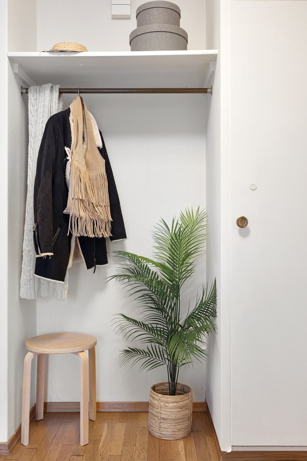 Opphengsløsning med hylle gir enkel tilgang til yttertøy. Galleribilde