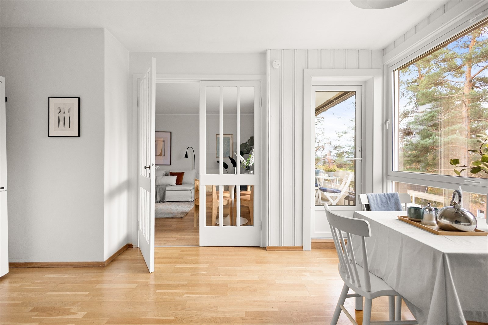 Fra kjøkkenet er det utgang til en hyggelig balkong på ca. 6 m² - som skaper en fin forlengelse av oppholdsrommet på sommerstid. Galleribilde